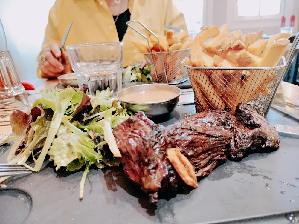 Bavette Succulente Sauce Poivre Frites Maison Salade