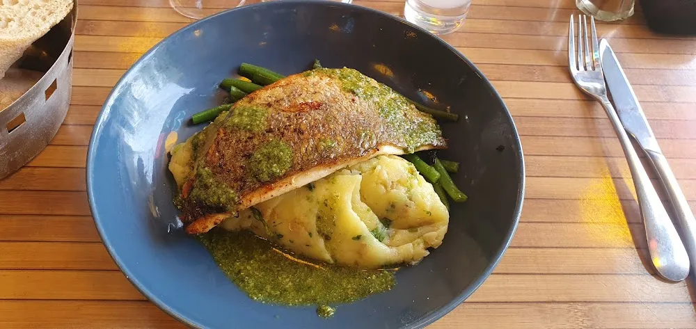 Filet de Dorade À la Plancha Ecrasé de Pomme de Terre Et Haricots Verts